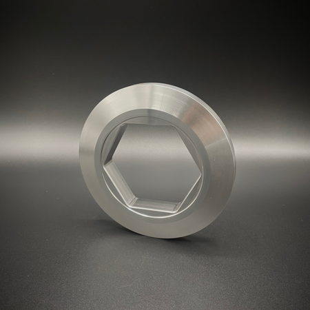 Draaiproduct met freesuitsparing